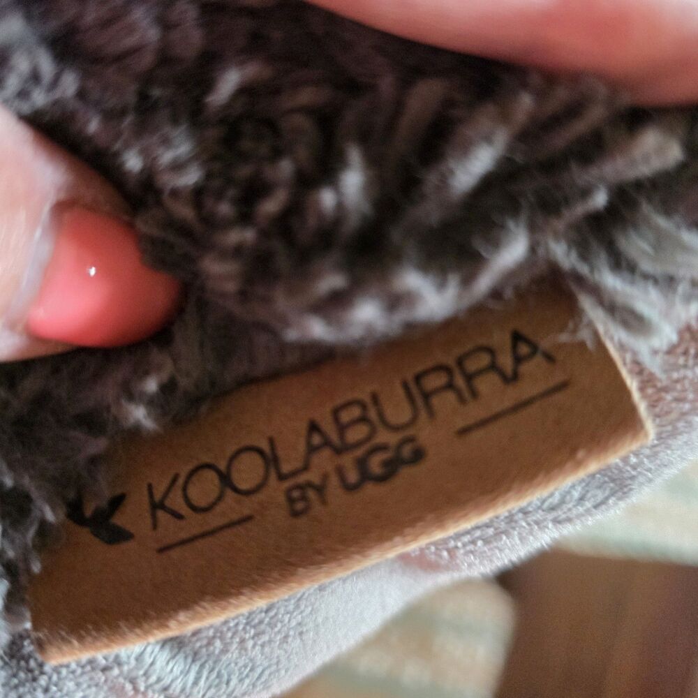 Koolaburra by UGG Gray Decorative Sculpted Faux Fur Pillow 20" x 20" - Picture 4 of 10